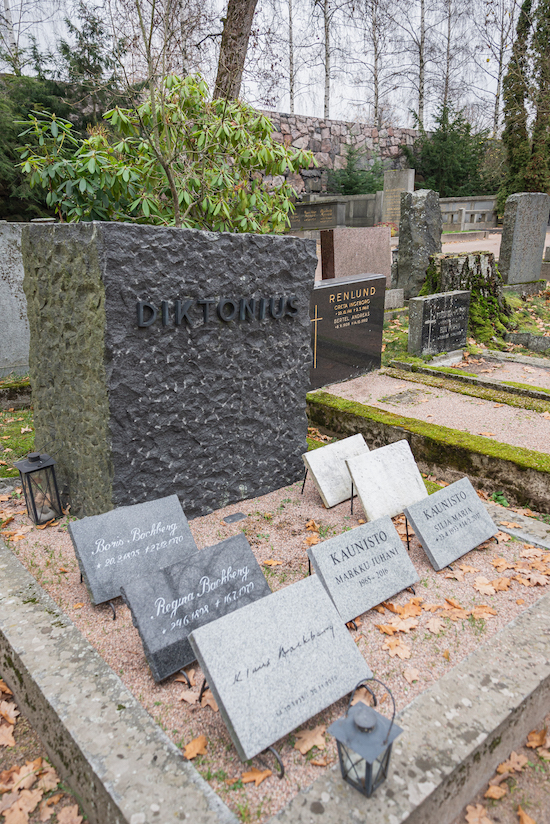 Elmer Diktonius (Helsingfors, Sandudds nya begravningsplats 17–11–3)