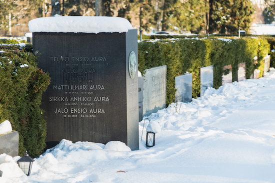 Teuvo Aura (Helsingfors, Sandudds nya begravningsplats 31–2–25)